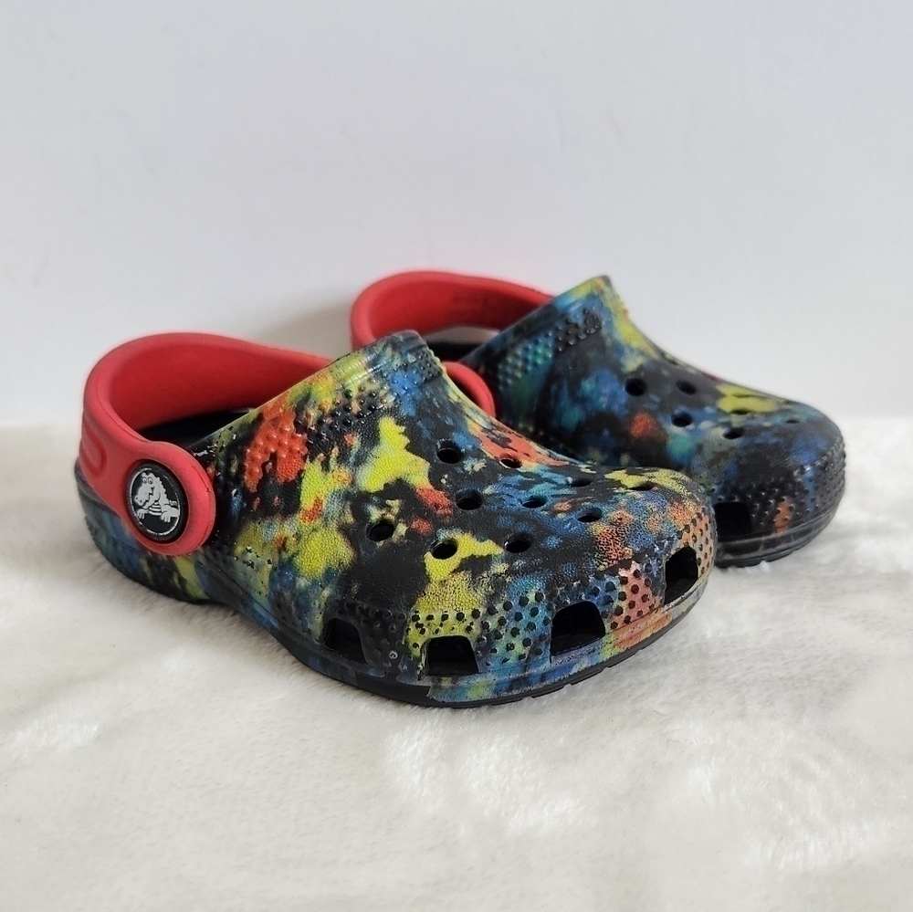 Crocs Classic Clog Tie Dye Black Red Blue Slip On Shoe Child Size 6 Unisex